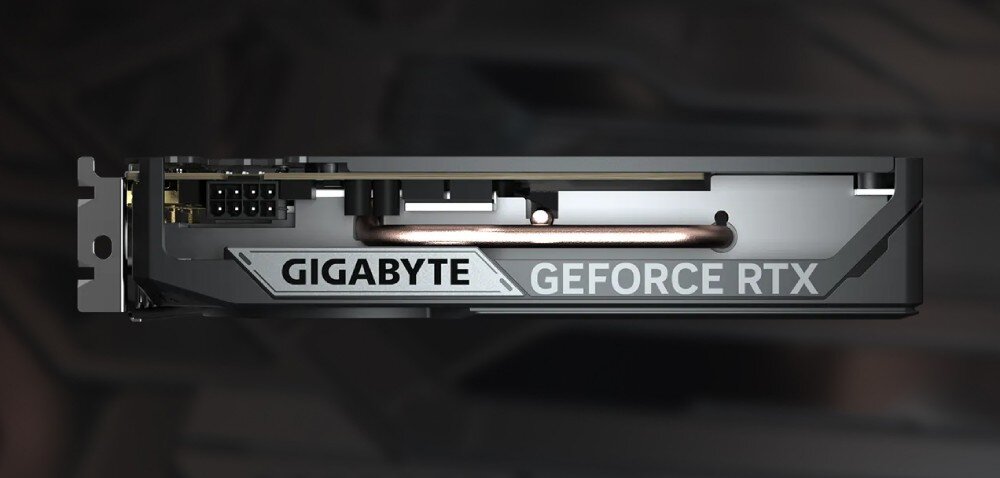 Karta graficzna GIGABYTE GeForce RTX 5050 WINDFORCE OC 8GB Widok na górną krawędź karty z widocznym miedzianym ciepłowodem, gniazdem zasilania oraz napisami na boku obudowy