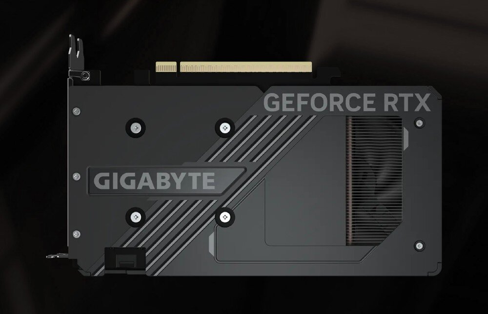 Karta graficzna GIGABYTE GeForce RTX 5050 WINDFORCE OC 8GB Widok na czarną płytę osłaniającą tył karty z dużym otworem po prawej stronie, przez który widać ułożenie żeberek radiatora