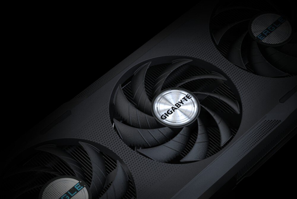 Karta graficzna GIGABYTE GeForce RTX 5060 Ti Eagle Max OC 8GB Widok na trzy wentylatory karty graficznej z czarnymi łopatkami, zaprezentowane pod kątem na ciemnym tle