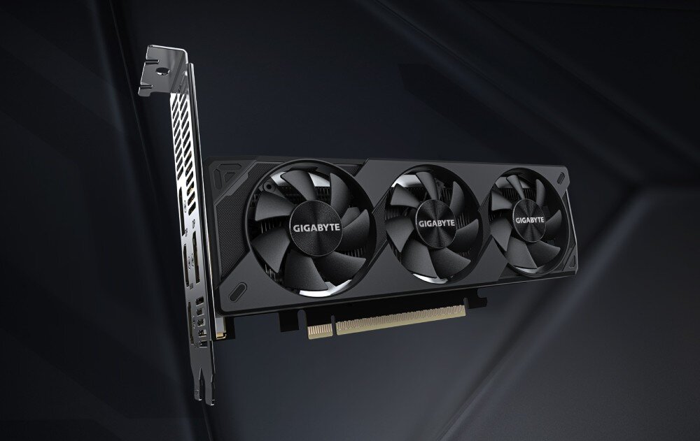 Karta graficzna GIGABYTE GeForce RTX 5050 Low Profile OC 8GB Widok pod kątem na czarną kartę graficzną o niskim profilu z trzema wentylatorami i srebrnym śledziem montażowym