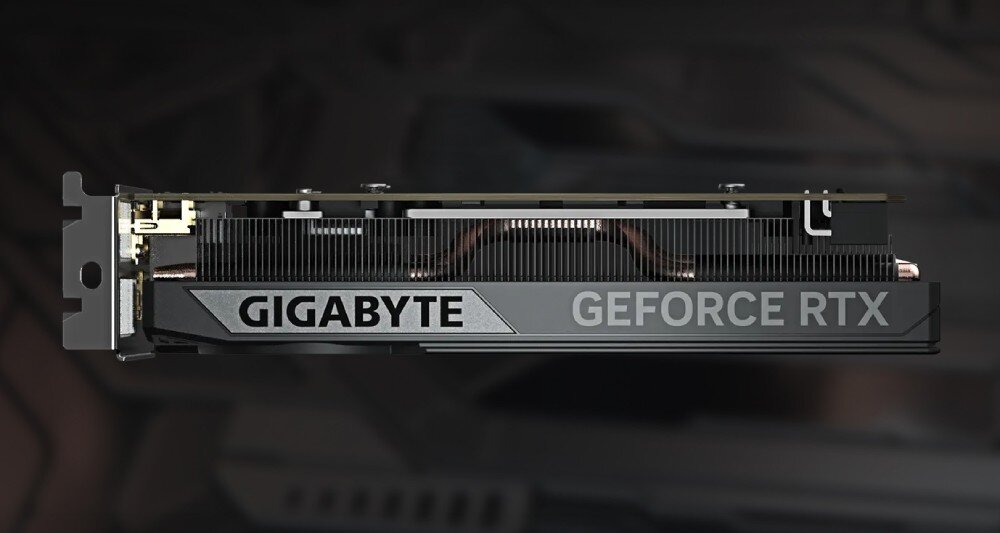 Karta graficzna GIGABYTE GeForce RTX 5050 Low Profile OC 8GB Widok z boku na konstrukcję z widocznym radiatorem, miedzianymi rurkami i napisami na bocznej krawędzi obudowy