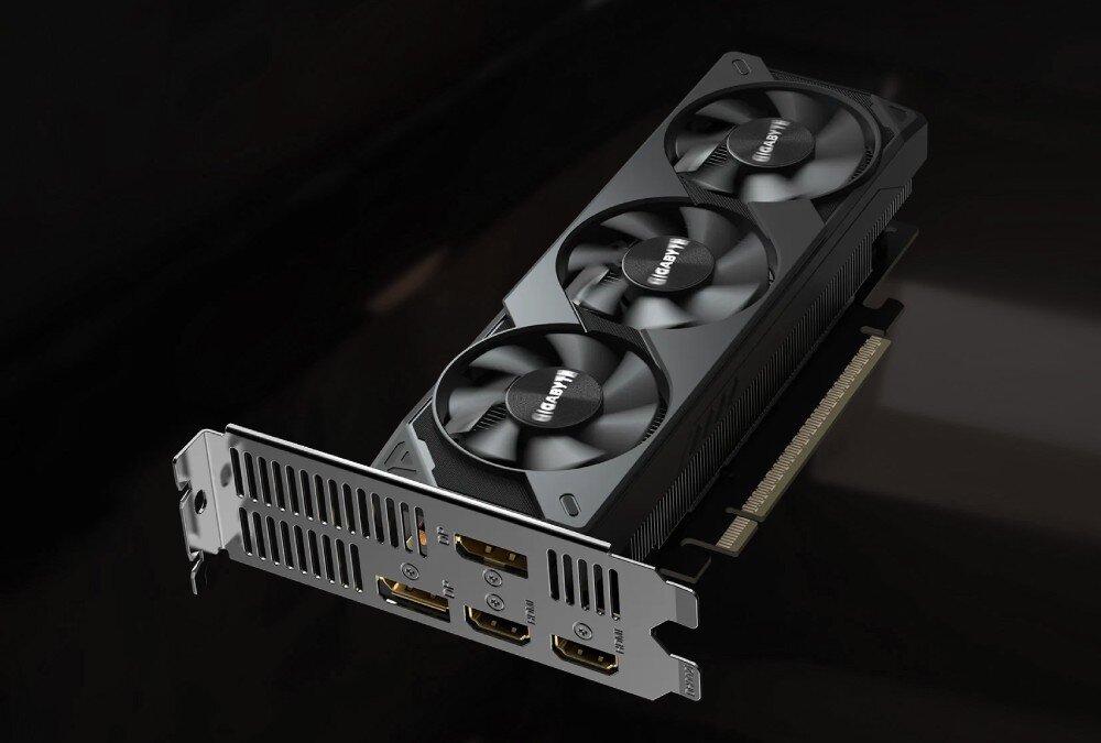 Karta graficzna GIGABYTE GeForce RTX 5050 Low Profile OC 8GB Perspektywiczny widok na tylny panel urządzenia z czterema gniazdami wyjściowymi wideo