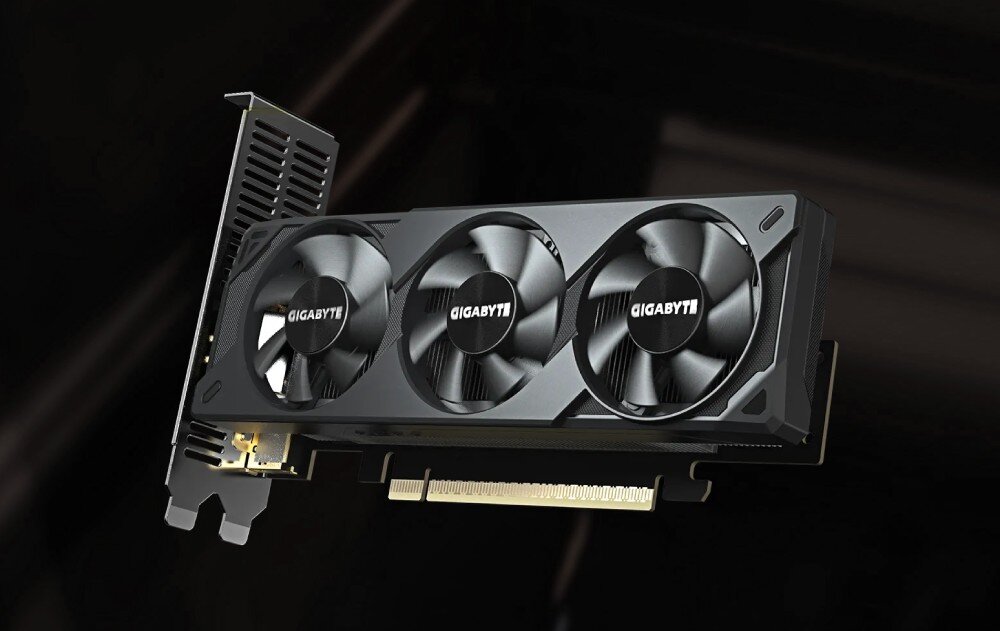 Karta graficzna GIGABYTE GeForce RTX 5050 Low Profile OC 8GB Karta graficzna o smukłej budowie z trzema wentylatorami pokazana w ujęciu od przodu pod kątem