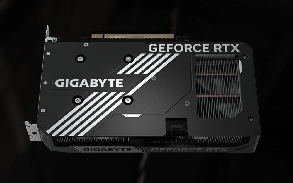 Karta graficzna GIGABYTE GeForce RTX 5060 Ti Windforce Max OC 8GB Czarna metalowa płyta tylna karty graficznej z białymi ukośnymi pasami i logotypem producenta oraz otworem wentylacyjnym po prawej stronie, metalowy backplate, wytrzymałość