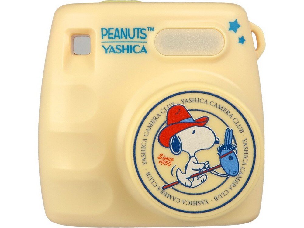 Kremowy aparat z logo \'PEANUTS YASHICA\' oraz grafiką psa w czerwonym kapeluszu na okrągłym emblemacie z napisem \'YASHICA CAMERA CLUB\'.