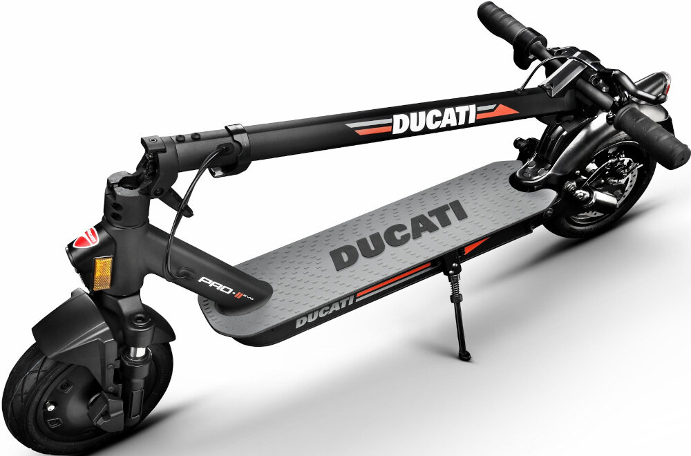 Hulajnoga elektryczna DUCATI Pro II Evo Czarny ulepszony system składania zajmuje niewiele miejsca bezpieczna i stabilna blokada bezpieczeństwa zacisk