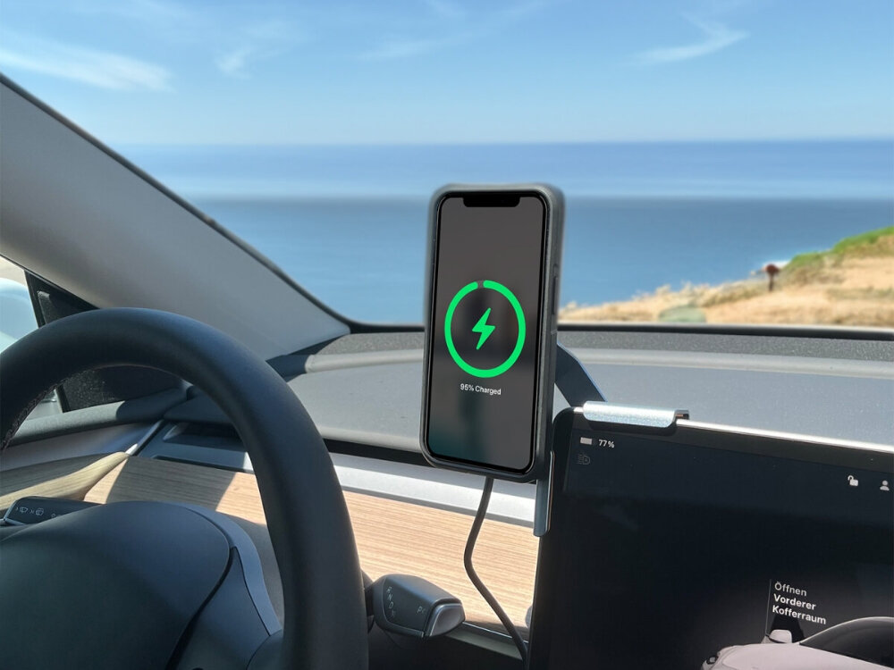 Uchwyt na telefon 4SMARTS Screen Mount Qi2
                uchwyt zamontowany na ekranie w samochodzie wraz z telefonem