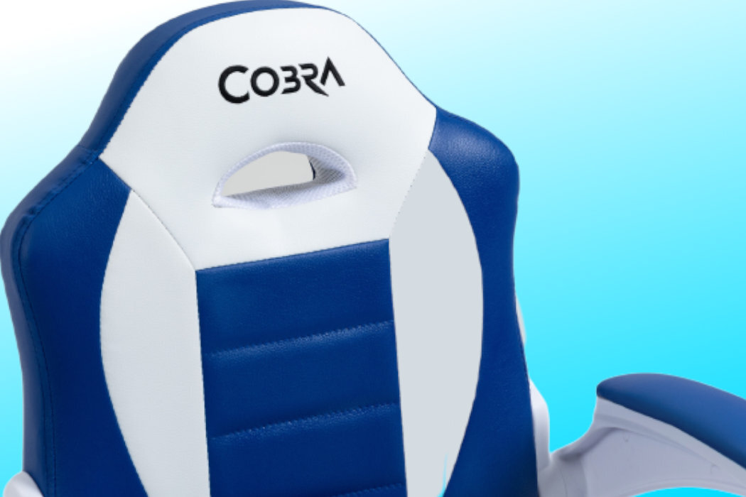 Fotel w kolorze niebiesko-białym z widocznym logo \'COBRA\' na oparciu. Tło jest jednolite, w odcieniu jasnoniebieskim.