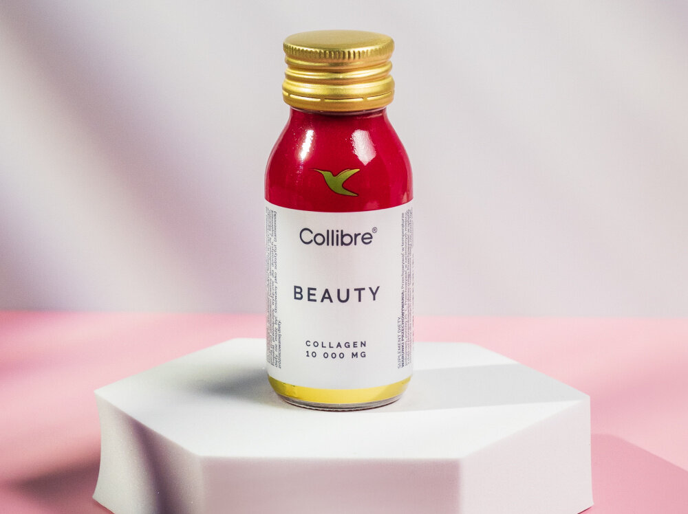 Kolagen COLLIBRE Beauty shot 15 x 60 ml buteleczka stoi na postumencie kwas hialuronowy 100 mg witamina E 12 mg tarcza ochronna dla skóry składniki o właściwościach antyoksydacyjnych witamina A 800 µg ochrona przed szkodliwym działaniem wolnych rodników