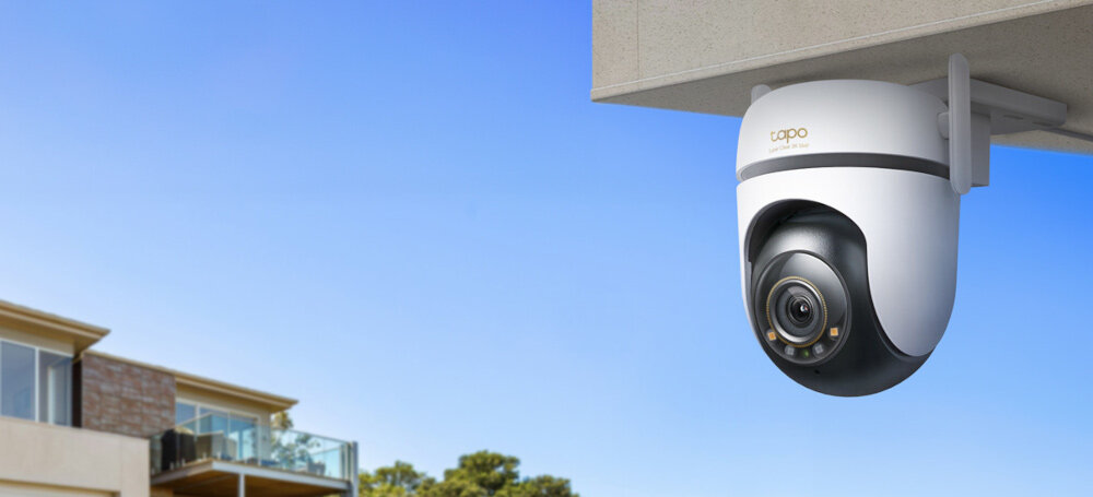 Kamera TP-LINK Tapo C530WS Zewnętrzna, WiFi, LAN, Kamera obrotowa kamera umieszczona na ścianie na tle nieba bezpieczny dom monitoring wysoka jakość obrazu inteligentne urządzenie