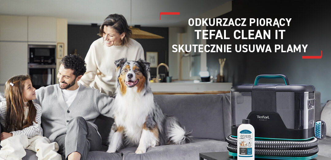Odkurzacz piorący na stoliku. W tle rodzina siedzi na kanapie.