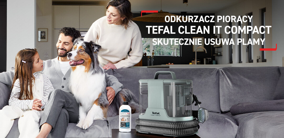 Odkurzacz piorący 2w1 Clean It IZ3020 na stoliku. Za nim kanapa, na której siedzi ojciec, córka, pies, a za kanapą stoi mama