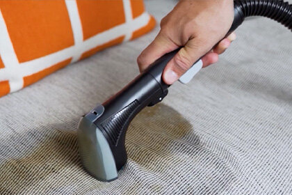 Odkurzacz piorący 2w1 Clean It IZ3020 czyści dużą plamę na kanapie.