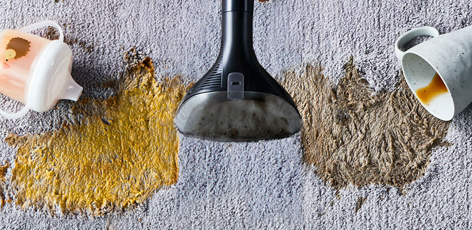 Odkurzacz piorący 2w1 Clean It IZ3020 czyści plamę z kawy i soku na dywanie.