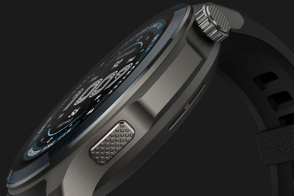 Smartwatch AMAZFIT Balance 2 Czarny Bardzo bliskie ujęcie z boku na duży, ciemny zegarek sportowy lub smartwatch, z wyraźnie widocznym pokrętłem i przyciskami po prawej stronie koperty oraz cyfrową tarczą