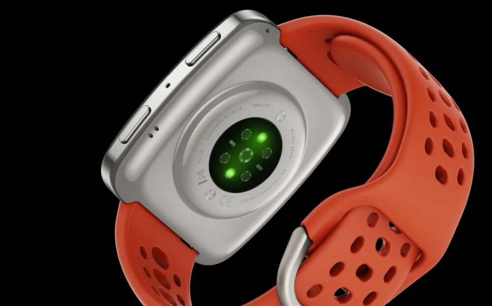 Amazfit Active 2 Square widziany od spodu, z zielonym czujnikiem tętna oraz pomarańczowym, perforowanym paskiem na czarnym tle