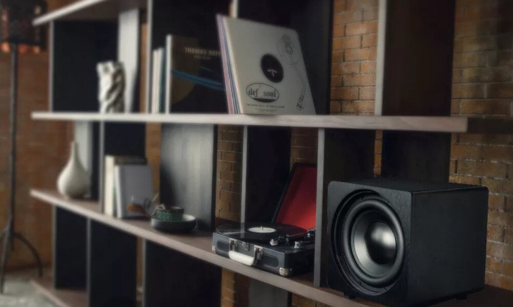 Subwoofer VELODYNE Deep Blue 8 głośnik 8 cali przedni kierunek niskie częstotliwości, subwoofer stojący na półce na książki
