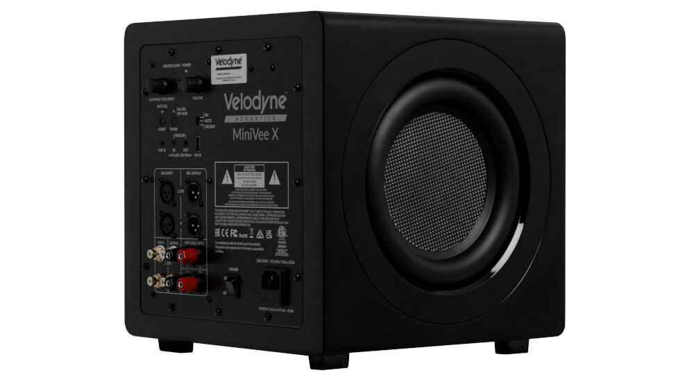 Subwoofer VELODYNE MiniVee X 8 waga 15 kg kompaktowe wymiary ergonomia, subwoofer po skosie na białym tle