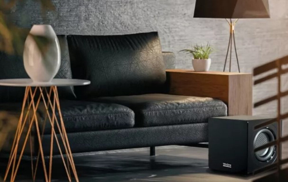 Subwoofer VELODYNE MiniVee X 8 korekcja akustyki Auto EQ mikrofon, subwoofer stojący na ziemi obok kanapy