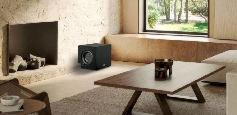 Subwoofer VELODYNE MiniVee X 8 cyfrowe sterowanie napędem czysty dźwięk bas, subwoofer stojący przy ścianie obok kominka