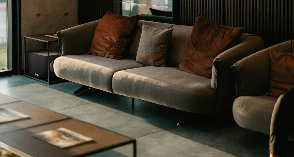 Subwoofer VELODYNE MicroVee X 6.5 wejścia XLR i RCA, subwoofer stojący na podłodze pod stolikiem obok kanapy