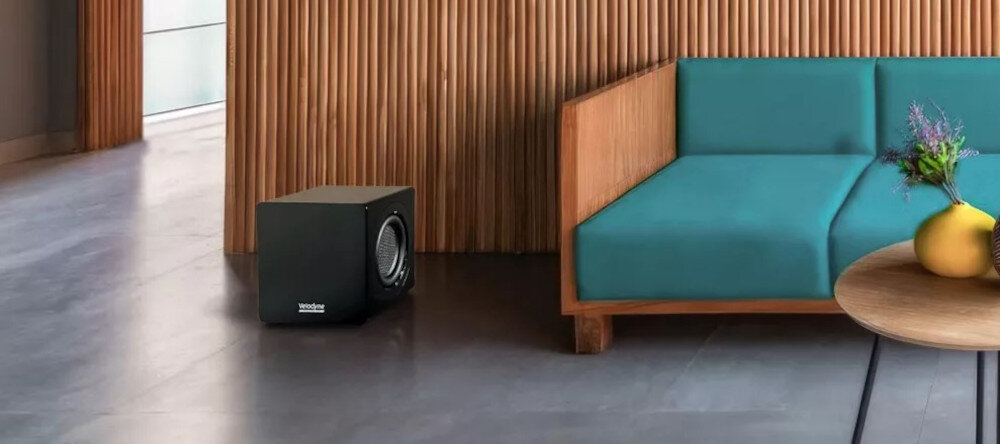 Subwoofer VELODYNE MicroVee X 6.5 aplikacja Auto EQ kalibracja akustyczna, subwoofer stojący na podłodze obok kanapy