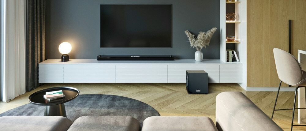 Subwoofer VELODYNE MicroVee X 6.5 korekcja akustyczna pomieszczenia, subwoofer stojący na podłodze obok szafki rtv