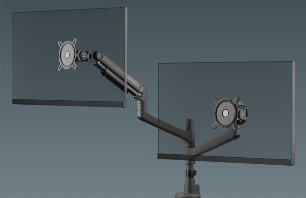 ONE FOR ALL DM5210 dwa monitory ekrany obok siebie grania, streamowania oraz tworzenia treści dobrze zorganizowane miejsce