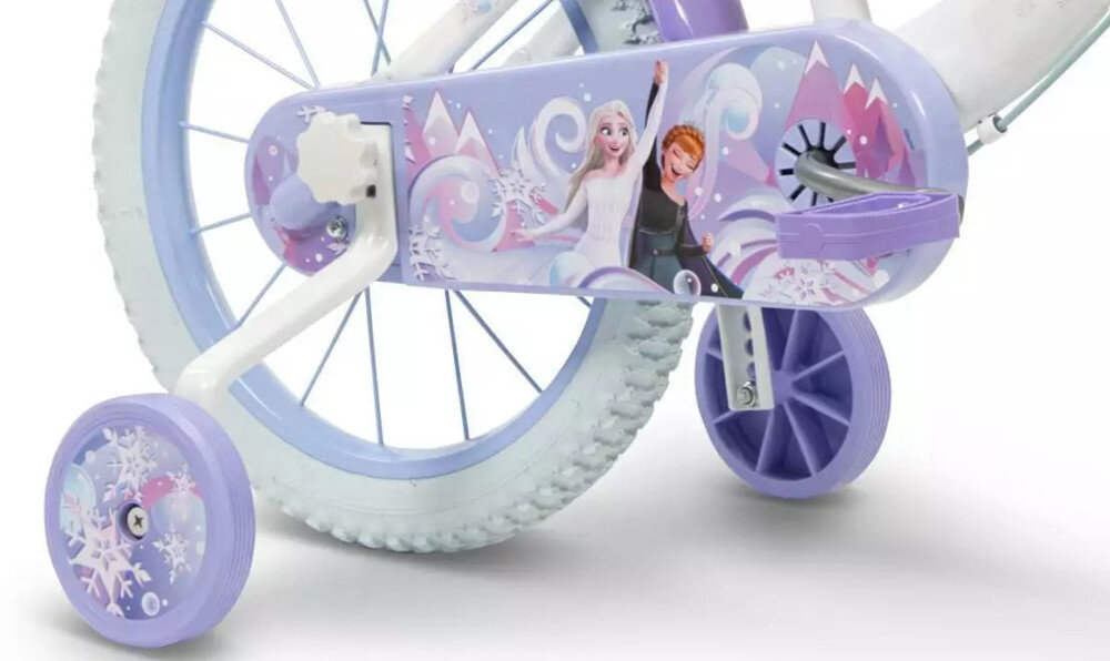 Rower dziecięcy HUFFY Disney Kraina Lodu 16 cali Biały Wzrost: 100-120 cm Wiek: 5-7 lat zbliżenie na kółka boczne i osłonę łańcucha zdjęcie na białym tle boczne kółka asekurują dziecko w początkowej fazie nauki boczne kółka można łatwo usunąć osłona łańcucha kolorowa grafika z wizerunkami Anny Elsy i Olafa zabezpiecza łańcuch przed brudem