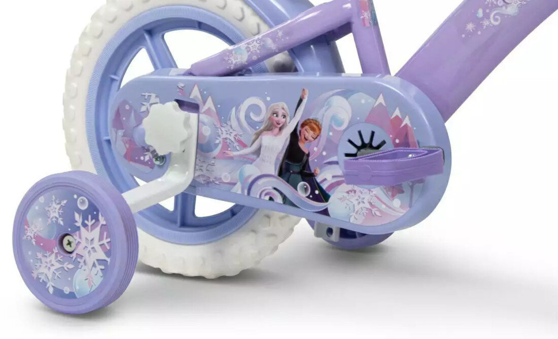 Rower dziecięcy HUFFY Disney Kraina Lodu 12 cali Fioletowy Wzrost: 85-100 cm Wiek: 3-5 lat zbliżenie na kółka boczne i osłonę łańcucha zdjęcie na białym tle boczne kółka asekurują dziecko w początkowej fazie nauki boczne kółka można łatwo usunąć osłona łańcucha kolorowa grafika z wizerunkami Elsy zabezpiecza łańcuch przed brudem