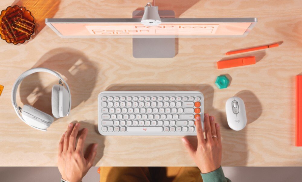 Mysz LOGITECH POP Mouse Off White widok na stanowisko komputerowe od góry z widoczną klawiaturą myszką i słuchawkami wygląd styl