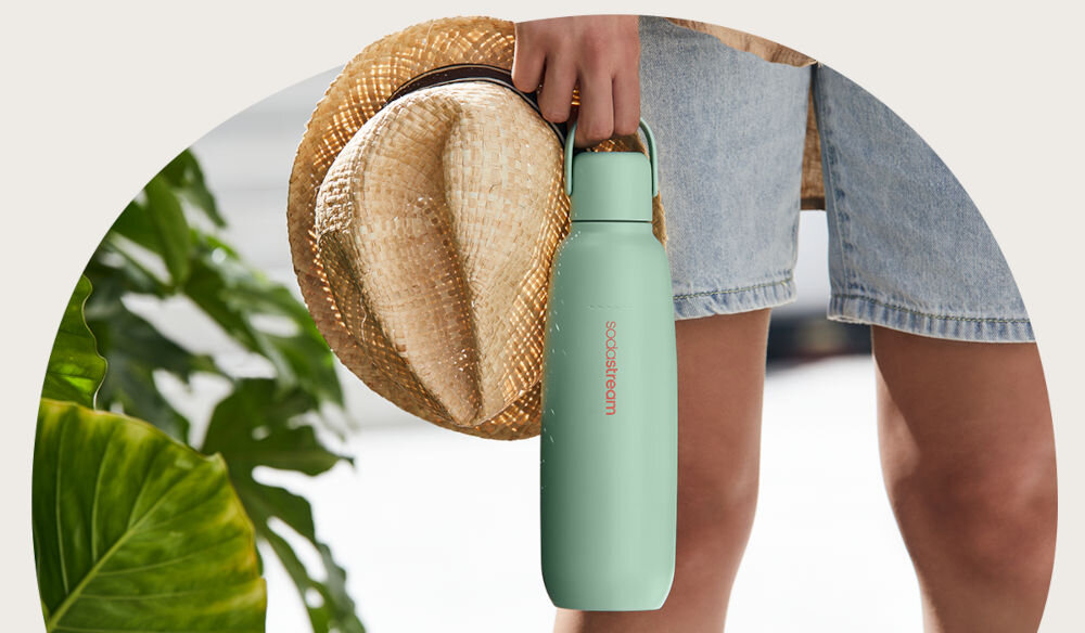 BUTELKA TERMICZNA SODASTREAM DO GAZOWANIA WODY MIĘTA 0.9L osoba trzyma butelkę w kolorze miętowym za uchwyt jasne tło możliwość nagazowania wody izolacja próżniowa napoje zimne latem przyjemnie ciepłe zimą podwójne ścianki nawet do 12 godzin solidne wykonanie wieloletnie użytkowanie ekologiczne wybory w swoim stylu Nie nasycaj gazem wody o temperaturze powyżej 45°C szczególna ostrożność