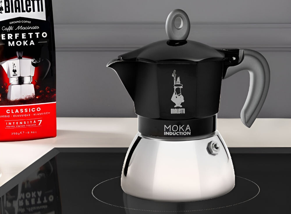 Kawiarka BIALETTI New Moka Induction 4 TZ Czarny 150 ml płyty indukcyjne górna komora z aluminium sparowana ze stalowym bojlerem współczesne płyty grzewcze opatentowany zawór bezpieczeństwa ergonomiczny uchwyt pojemność 4 filiżanek dla miłośników włoskiego espresso 
