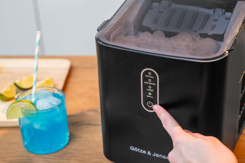 Kostkarka do lodu GOTZE & JENSEN IM500W Biały sterowanie 1 przyciskiem widoczne 4 diody ice full add water large small