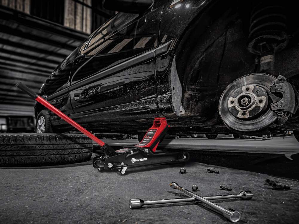 Podnośnik hydrauliczny MAPOWER MPFJ01 2500 kg, Zestaw gotowy do działania, Lewarek w zastosowaniu w podnoszeniu auta