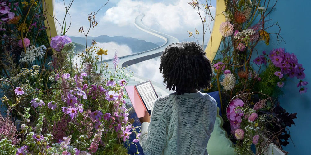 Czytnik e-booków AMAZON Kindle Paperwhite Kids Diary of a Wimpy Kid 7 cali, Podświetlany ekran, Wi-Fi, Bez reklam Dziecko czyta na Kindle Paperwhite wśród kwiatów, w tle droga wijąca się wśród chmur młodzi czytelnicy 7-calowy ekran dotykowy rozdzielczość powłoka antyrefleksyjna wysoka jakość tekstu subskrypcja Amazon Kids+ dostęp do ponad tysiąca tytułów odporna na uszkodzenia obudowa