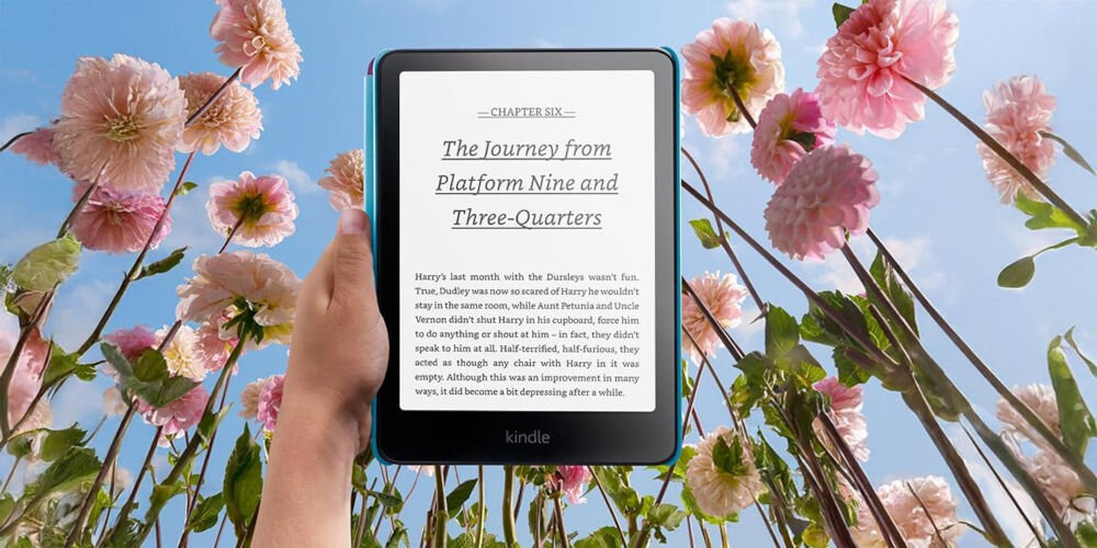 Czytnik e-booków AMAZON Kindle Paperwhite Kids Diary of a Wimpy Kid 7 cali, Podświetlany ekran, Wi-Fi, Bez reklam Dłoń prezentuje Kindle Paperwhite z otwartą e-książką na tle kwitnących kwiatów i błękitnego nieba certyfikat wodoodporności IPX8 podróż wymiary waga