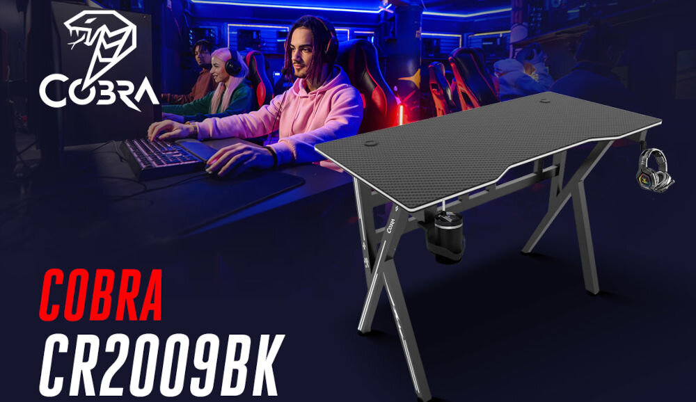 Obraz przedstawia biurko gamingowe z ciemnym blatem i metalowymi nogami, obok którego widoczny jest gracz przy komputerze. Na obrazie znajduje się tekst: \'COBRA CR2009BK\' oraz logo COBRA.