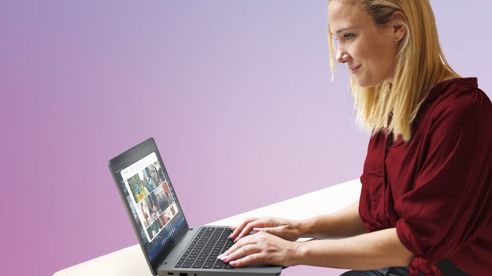 Kobieta siedzi przy biurku z laptopem, skupiona na pracy.    - Kamera internetowa 1080p 