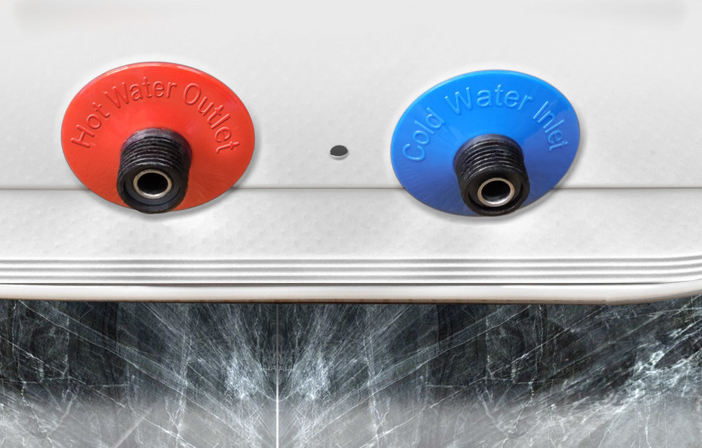 Obraz przedstawia dwa przyłącza wodne na bojlerze elektrycznym, jedno oznaczone jako \'Hot Water Outlet\' w kolorze czerwonym, a drugie jako \'Cold Water Inlet\' w kolorze niebieskim.