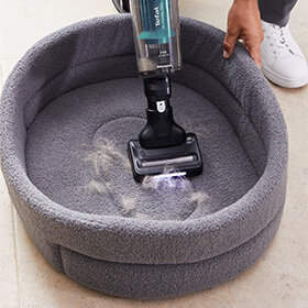 <b>Mini elektroszczotka</b> skutecznie usunie sierść zwierząt domowych.