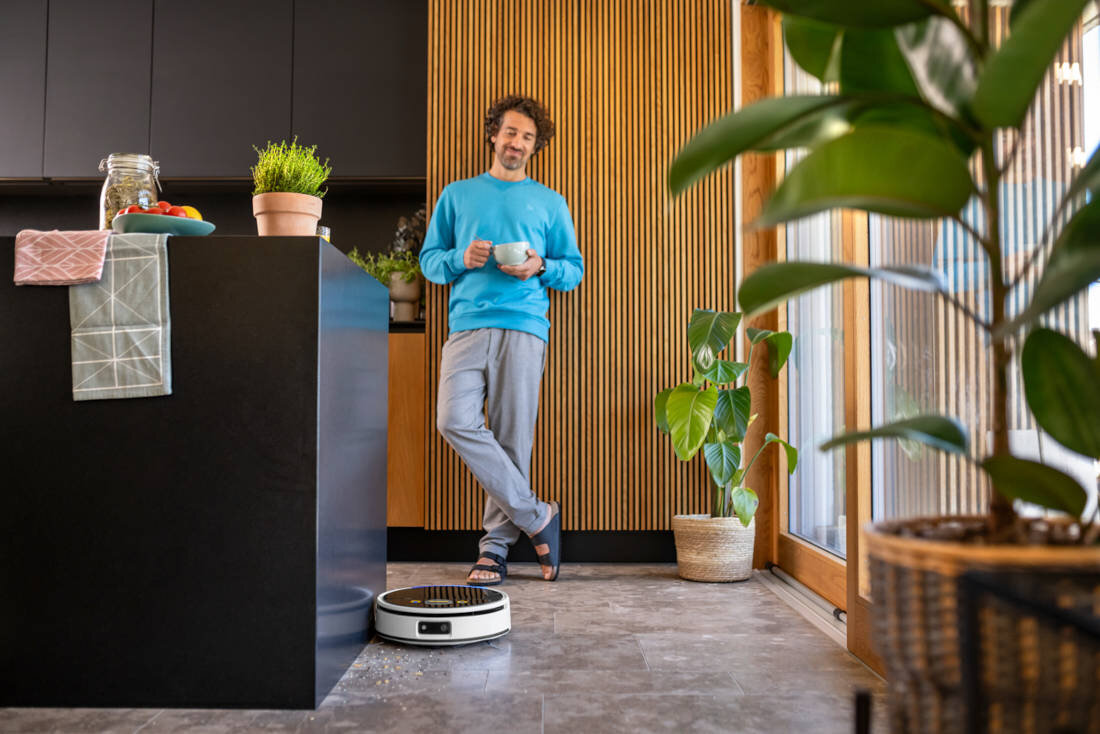 Robot sprzątający KARCHER RVF 7 Comfort 1.269-690.0 Skuteczne dotarcie do krawędzi Boczne szczotki  do narożników i przy listwach Twoje podłogi są czyste aż po sam brzeg ułatwienie porządki