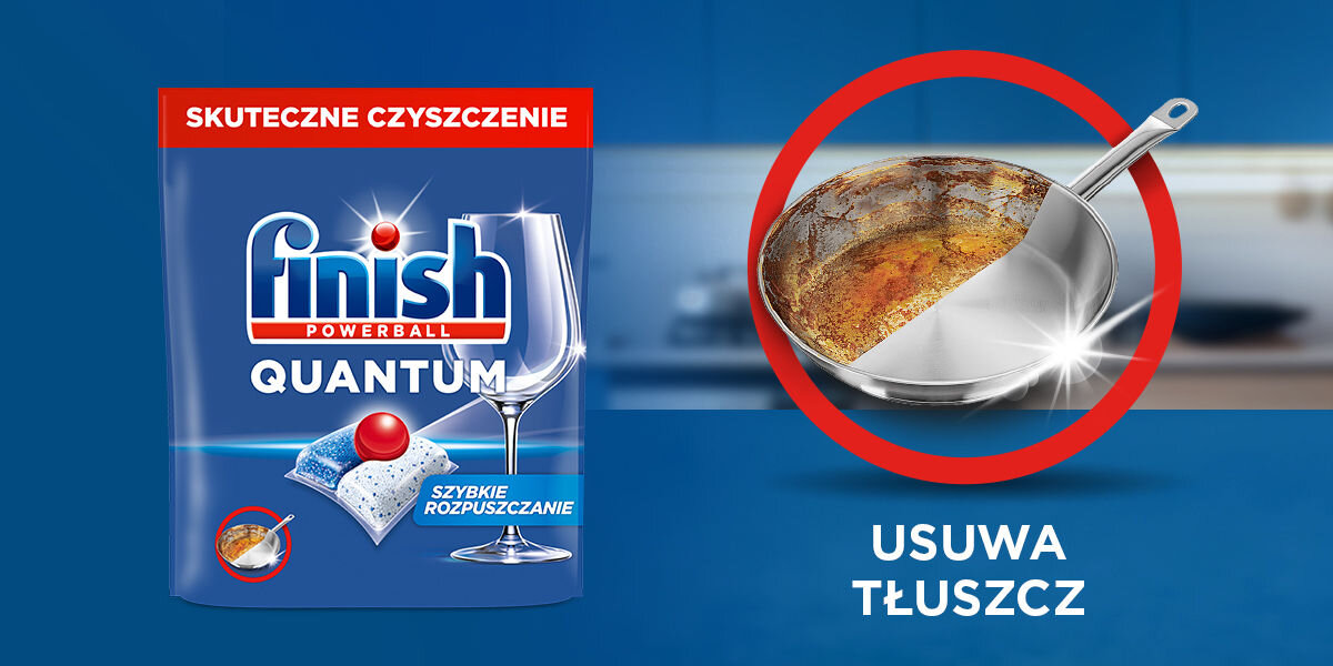 Kapsułki do zmywarek FINISH Powerball Quantum All in 1 opakowanie produktu oraz patelnia do połowy z zaschniętym tłuszczem a do połowy lśniąco czysta