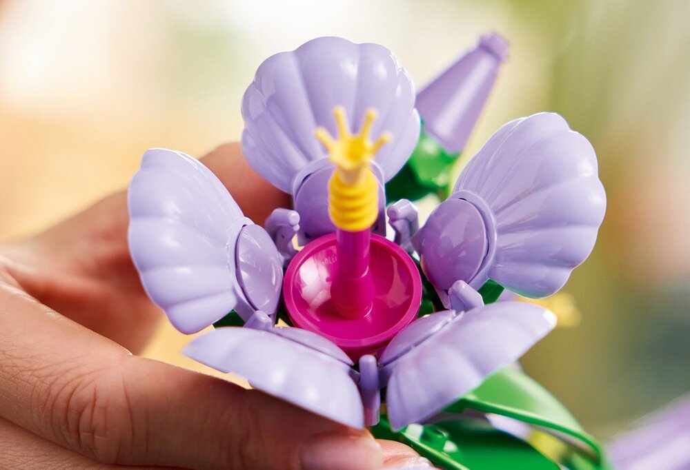 LEGO 10372 Botanicals Hibiskus płatki pięć dużych kwiatów, cztery rozwijające się kwiaty i dwa młode pąki