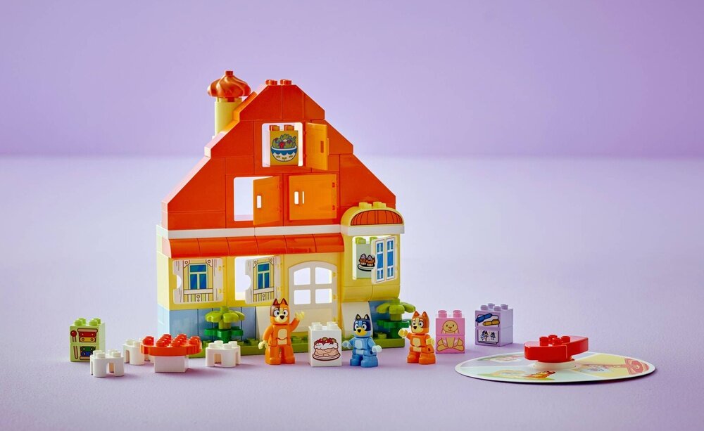 LEGO 10459 DUPLO Bluey Dom rodzinny Blue z grą pamięciową kv lifestyle początek opisu sekcja nagłówkowa
