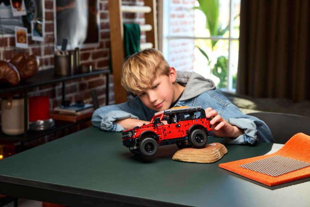 LEGO 42213 Technic SUV Ford Bronco elementy opis konstrukcji wiek
 