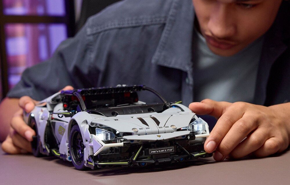 LEGO 42214 Technic Supersamochód Lamborghini Revuelto inżynieria 