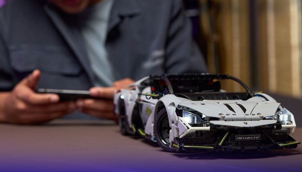 LEGO 42214 Technic Supersamochód Lamborghini Revuelto 9 cm wysokości, 40 cm długości i 17 cm szerokości 