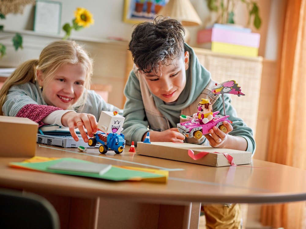 LEGO 72038 Super Mario Mario Kart - Wario i King Boo LEGO Mario, LEGO Luigi lub LEGO Peach (z zestawów 71439, 71440, 71441 lub 72043 — sprzedawanych osobno) LEGO Nintendo 