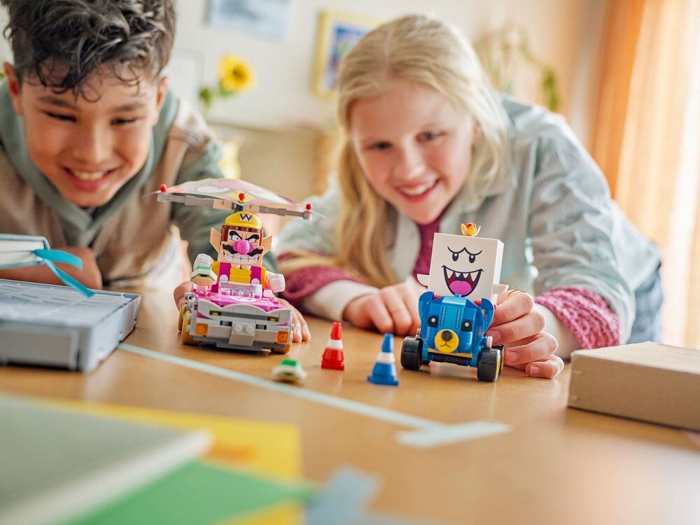 LEGO 72038 Super Mario Mario Kart - Wario i King Boo 71439, 71440, 71441 lub 72043 (sprzedawane osobno) gokart Badwagon 4 cm wysokości, 15 cm długości i 7 cm szerokości 